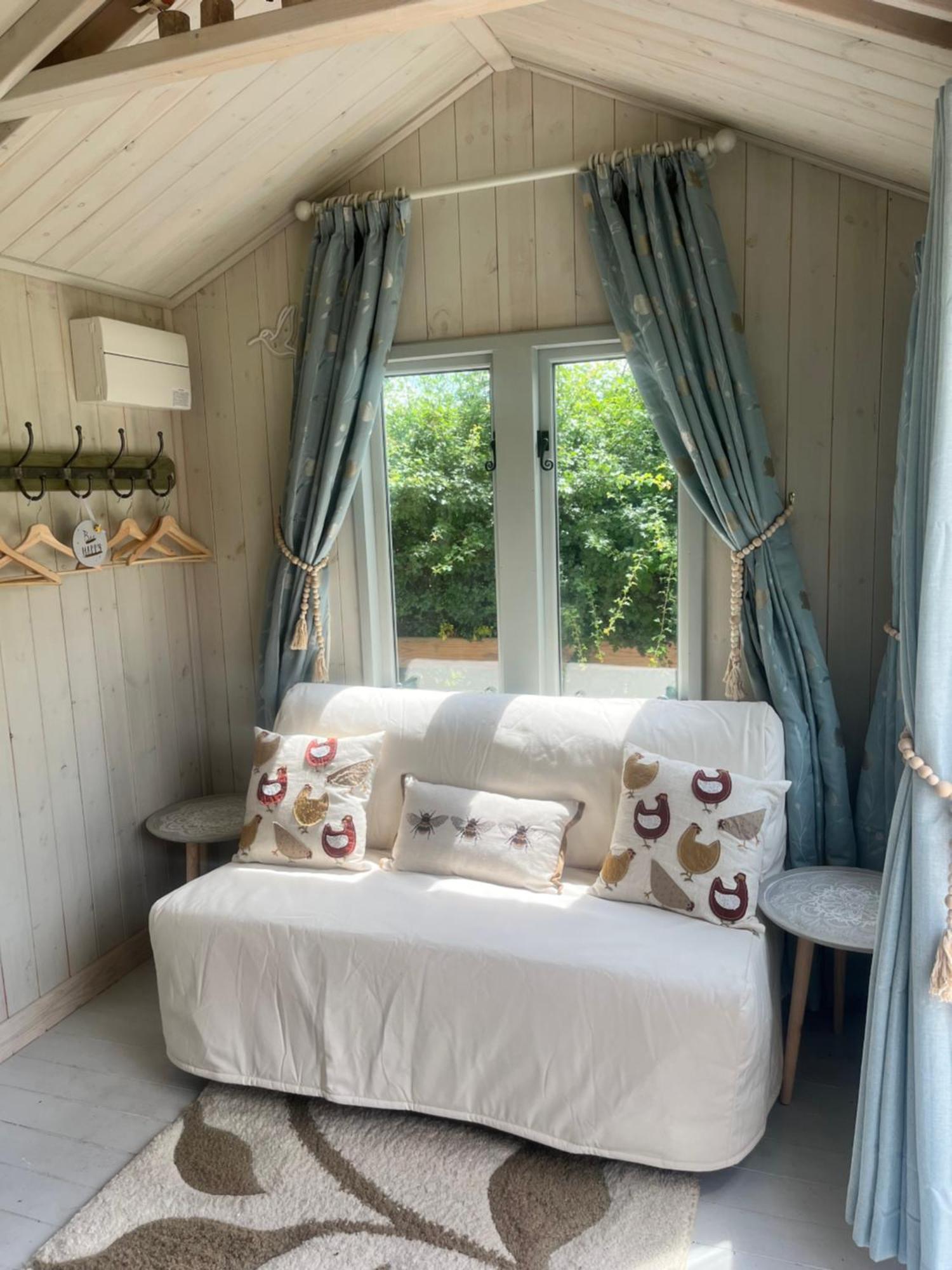 Birds And The Bees Summer House Endon Exterior foto