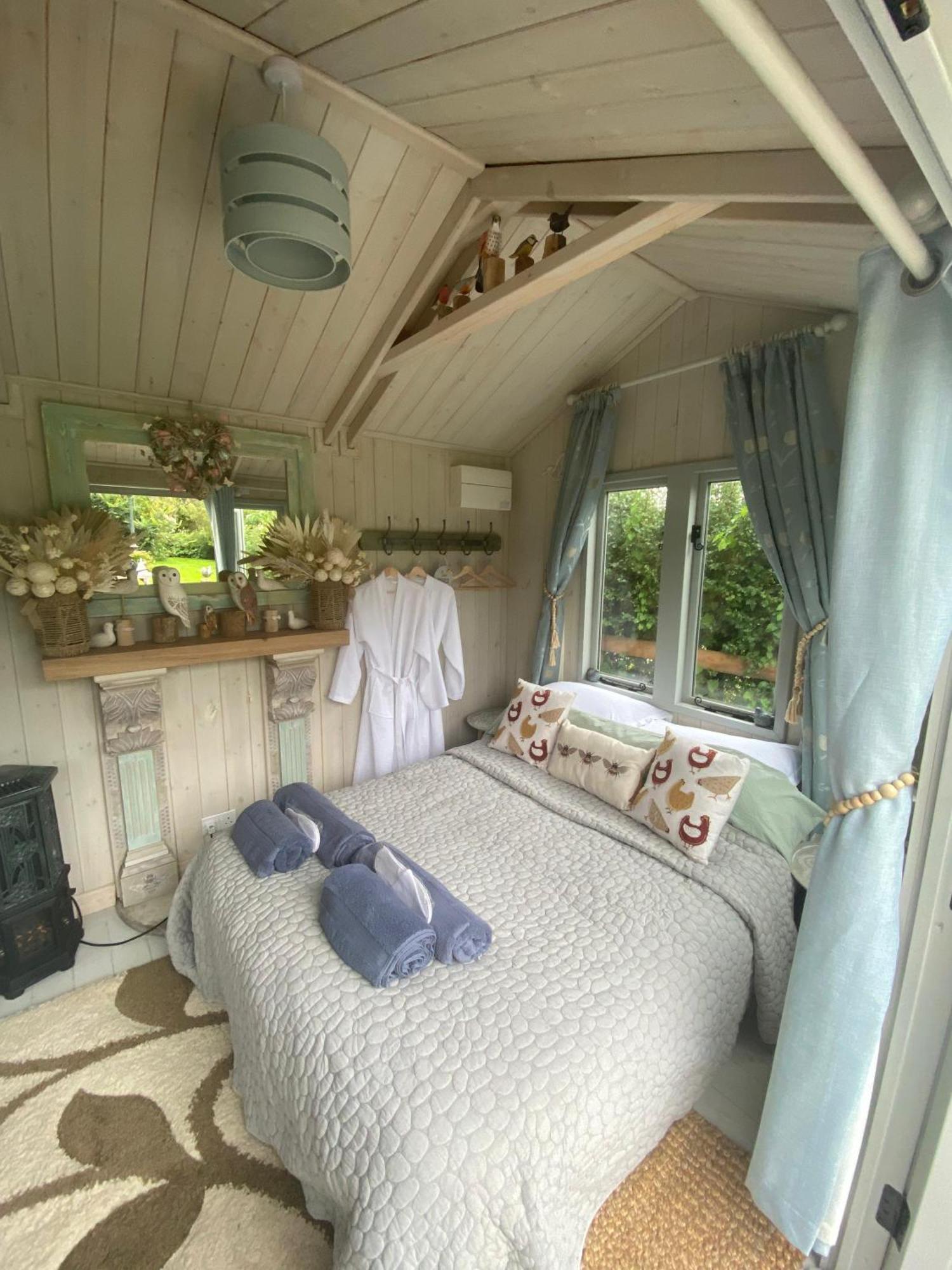 Birds And The Bees Summer House Endon Exterior foto